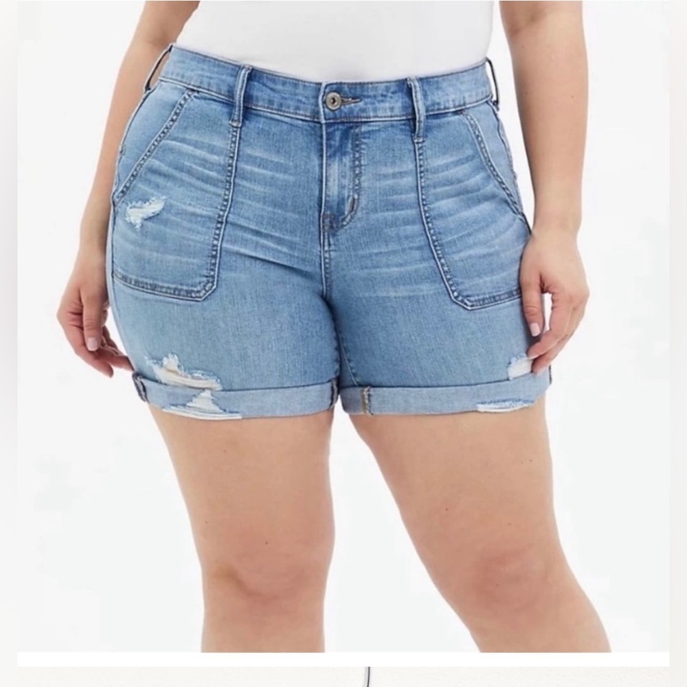 Torrid Jean Shorts Mid Rise‎ Distressed Light Wash Midi 18